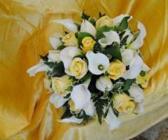 Bouquet di fiori gialli e bianchi per la sposa
