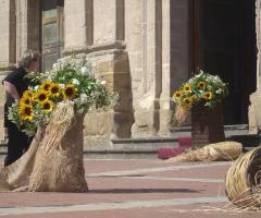 Originali composizioni con girasoli all'uscita della chiesa