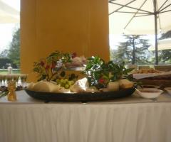 Antipasto di matrimonio servito in giardino