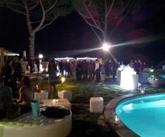 Ricevimento di nozze di sera a bordo piscina