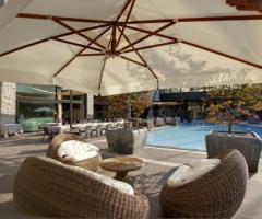 Ricevimento di nozze a bordo piscina