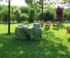 Preparativi del banchetto nuziale nel giardino della villa