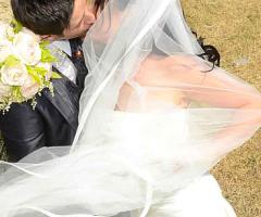 Bacio romantico sposi