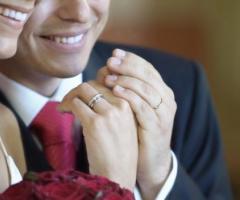 Fotografia degli sposi con le fedi nuziali