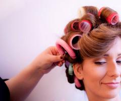 Fase dell'acconciatura e del make-up durante uno shooting fotografico - Mia Nail Artist