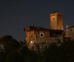 la vista del castello di notte