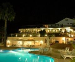 la facciata illuminata di Villa Michelangelo