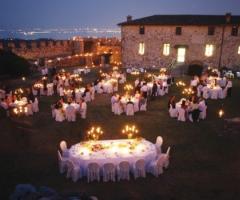 Allestimento serale nel quartiere alto per matrimonio