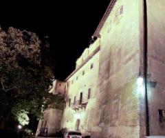 Facciata del castello illuminata di sera