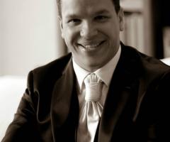 Fotografia in bianco e nero dello sposo