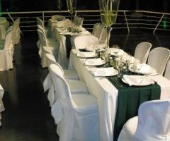Allestimento dei tavoli del matrimonio sui toni del verde