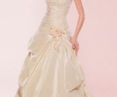 Pregiato abito da sposa dal colore tenue e dalla linea delicata ed elegante