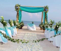 Allestimento in verde della cerimonia sulla spiaggia