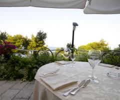 allestimento tavoli in terrazzo