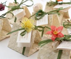 Chico Mendes Onlus - Borsina in fibra di buri con fiorellino in fibra sinamay dalle Filippine