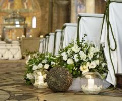 Fiori e candele per un allestimento country chic della cerimonia di nozze