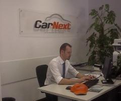 Interno del salone delle auto per la lista nozze degli sposi