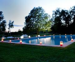 Piscina illuminata per il ricevimento di matrimonio