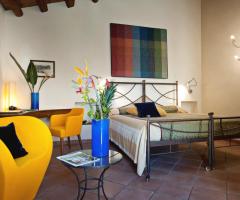 Interno camera da letto in stile moderno presso l'Hotel Caiammari