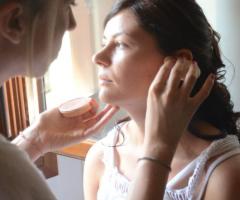La sposa durante il trucco