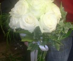 Bouquet di rose bianche per la sposa