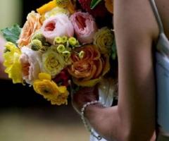 Bouquet sposa di rose inglesi, ranuncoli e dahlia craspedia