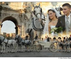 Carrozza trainata da una quadriglia di cavalli bianchi