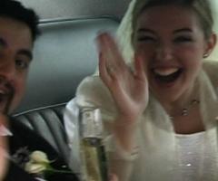 Gli sposi salutano dipo la cerimonia di nozze