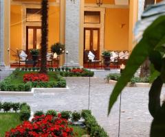 Giardino del palazzo storico a Roma
