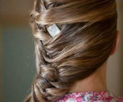 Acconciatura per una sposa creativa e romantica realizzata da Ligè Parrucchieri