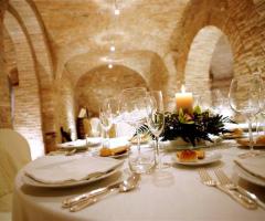 Tavoli elegantemente allestiti per il ricevimento di matrimonio al Castello di Ribano