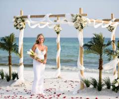 Sposa in spiaggia per la cerimonia di nozze
