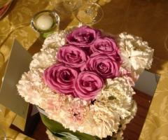 Centrotavola di rose e garofani per il matrimonio