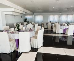 Mise en place di nozze sui toni del lilla