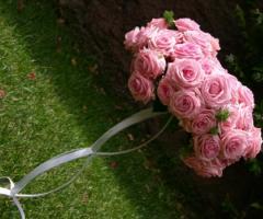Gruppo Mio Blu - Decorazione floreale di rose per il ricevimento di nozze in giardino
