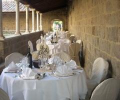 Apparecchiatura di nozze nel chiostro