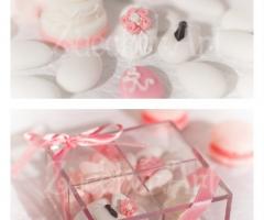 Confetti decorati e minicakes per le nozze
