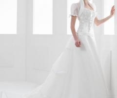 Abito da sposa dalla linea classica con corpetto e coprispalle ricamati