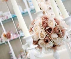 Allestimento floreale con candele