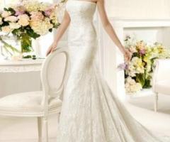 Abito da sposa dalla linea semplice, completamente ricamato in pizzo