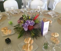 Mise en place con centrotavola colorato