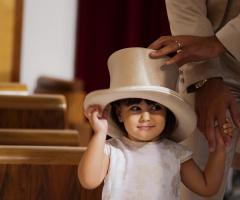 Bimba con cappello sposo