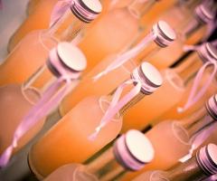 Cocktail di benvenuto con bottigliette personalizzate con monogramma degli sposi - Tuid Wedding and Party Planner