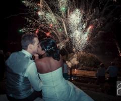 Sposi e fuochi d'artificio by Michele Mascalzoni