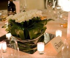 Centrotavola candele e fiori per i tavoli delle nozze