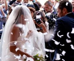 Il lancio dei coriandoli agli sposi