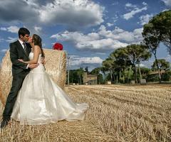 Atmosfera bucolica per questa foto degli sposi