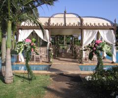 Patio e giardino circondati dalla piscina