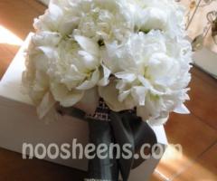 Bouquet da sposa con peonie bainche