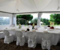 Banchetto di matrimonio in giardino